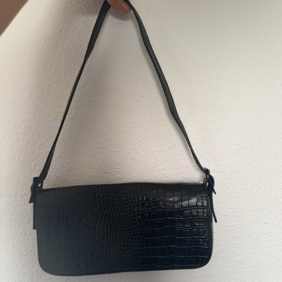 Vagabond LA croc effect shoulder bag in black - Picture 5 of 6